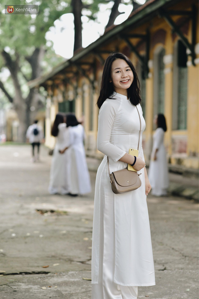 Đặc sản mùa bế giảng: Con gái Hà Nội chỉ cần diện áo dài trắng thôi là xinh hết phần người khác rồi! - 15 Đặc sản mùa bế giảng: Con gái Hà Nội chỉ cần diện áo dài trắng thôi là xinh hết phần người khác rồi! - 15