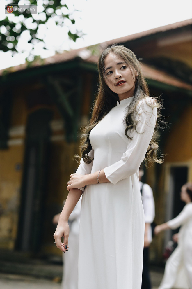 Đặc sản mùa bế giảng: Con gái Hà Nội chỉ cần diện áo dài trắng thôi là xinh hết phần người khác rồi!