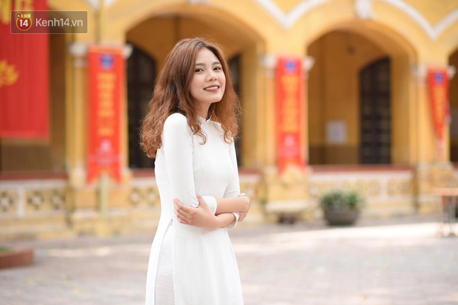 Đặc sản mùa bế giảng: Con gái Hà Nội chỉ cần diện áo dài trắng thôi là xinh hết phần người khác rồi!