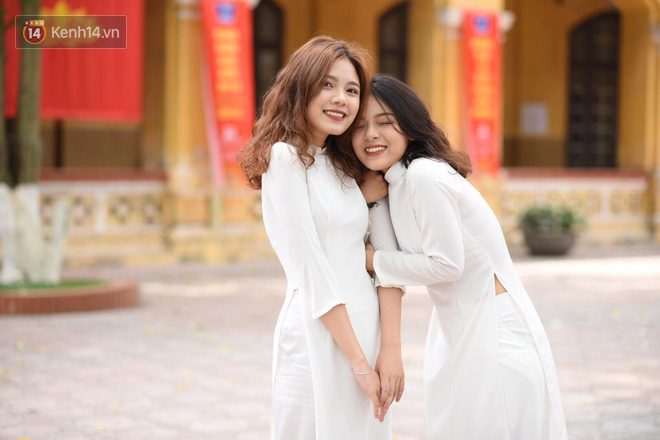 Đặc sản mùa bế giảng: Con gái Hà Nội chỉ cần diện áo dài trắng thôi là xinh hết phần người khác rồi!