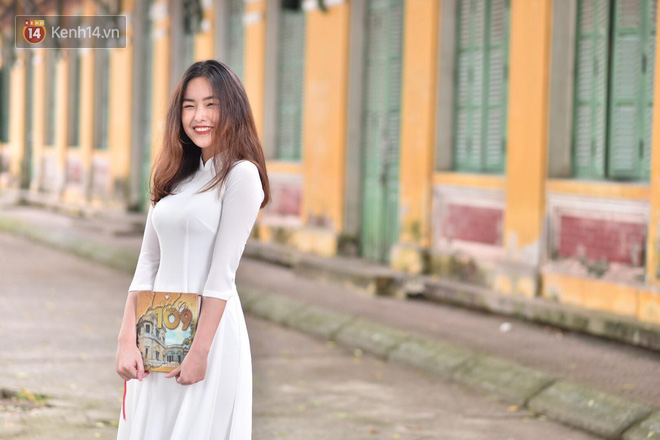 Đặc sản mùa bế giảng: Con gái Hà Nội chỉ cần diện áo dài trắng thôi là xinh hết phần người khác rồi!