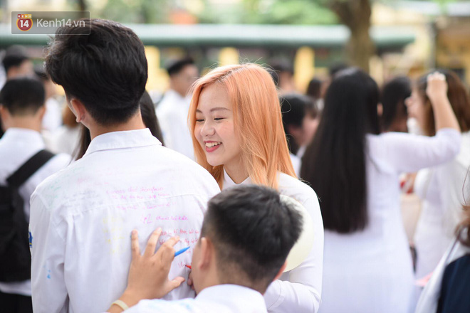 Đặc sản mùa bế giảng: Con gái Hà Nội chỉ cần diện áo dài trắng thôi là xinh hết phần người khác rồi!