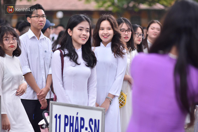 Đặc sản mùa bế giảng: Con gái Hà Nội chỉ cần diện áo dài trắng thôi là xinh hết phần người khác rồi! - 21 Đặc sản mùa bế giảng: Con gái Hà Nội chỉ cần diện áo dài trắng thôi là xinh hết phần người khác rồi! - 21