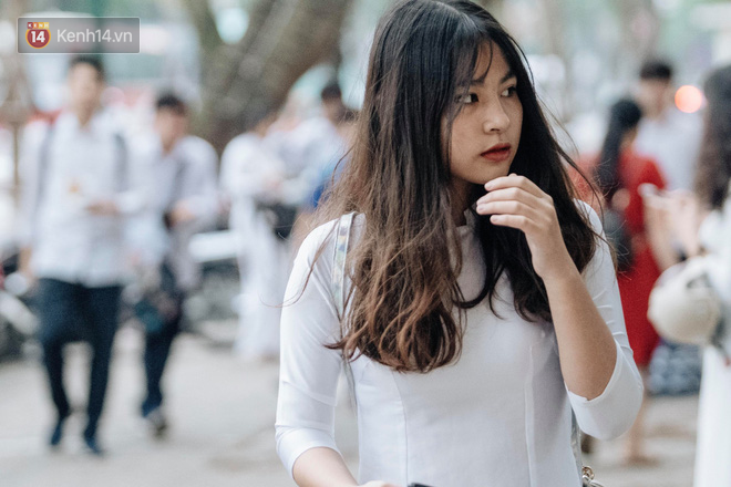 Đặc sản mùa bế giảng: Con gái Hà Nội chỉ cần diện áo dài trắng thôi là xinh hết phần người khác rồi!