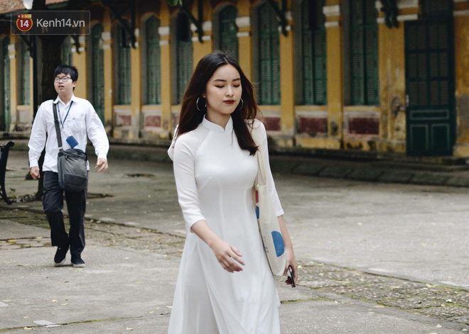Đặc sản mùa bế giảng: Con gái Hà Nội chỉ cần diện áo dài trắng thôi là xinh hết phần người khác rồi!