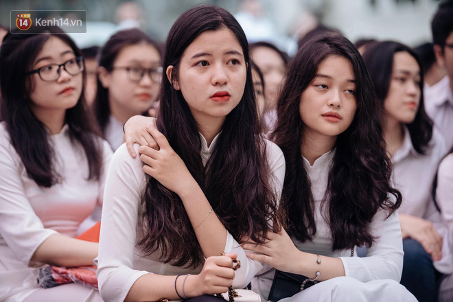 Đặc sản mùa bế giảng: Con gái Hà Nội chỉ cần diện áo dài trắng thôi là xinh hết phần người khác rồi!