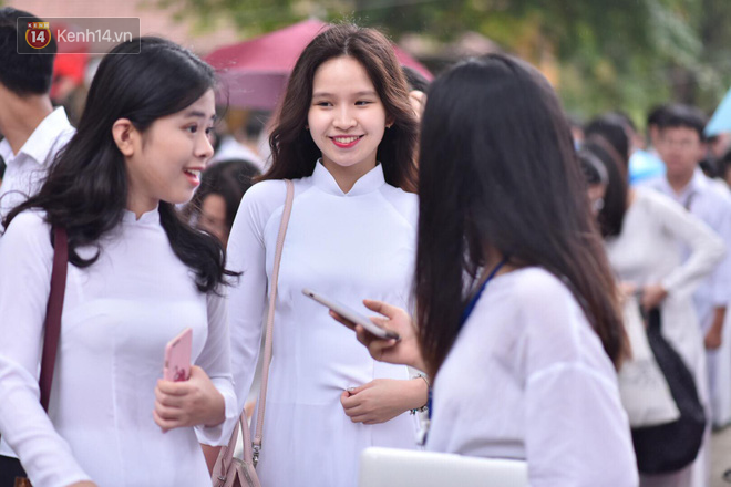 Đặc sản mùa bế giảng: Con gái Hà Nội chỉ cần diện áo dài trắng thôi là xinh hết phần người khác rồi! - 25 Đặc sản mùa bế giảng: Con gái Hà Nội chỉ cần diện áo dài trắng thôi là xinh hết phần người khác rồi! - 25