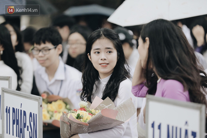 Đặc sản mùa bế giảng: Con gái Hà Nội chỉ cần diện áo dài trắng thôi là xinh hết phần người khác rồi!