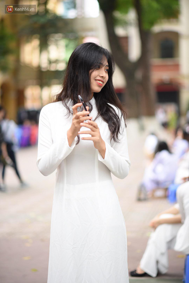 Đặc sản mùa bế giảng: Con gái Hà Nội chỉ cần diện áo dài trắng thôi là xinh hết phần người khác rồi!