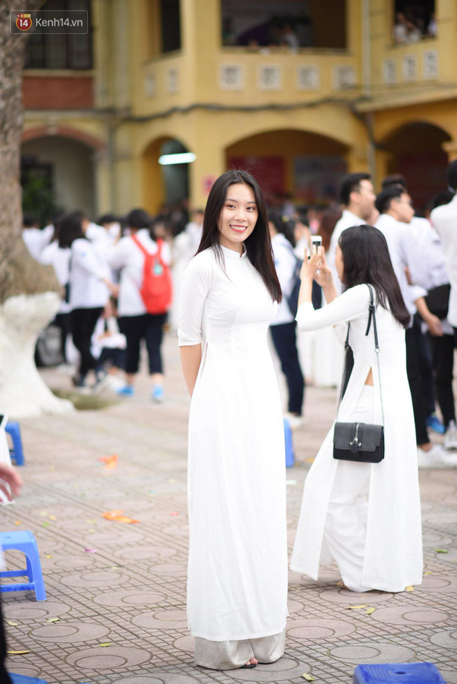 Đặc sản mùa bế giảng: Con gái Hà Nội chỉ cần diện áo dài trắng thôi là xinh hết phần người khác rồi!