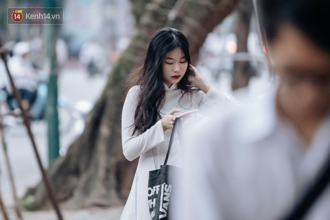 Đặc sản mùa bế giảng: Con gái Hà Nội chỉ cần diện áo dài trắng thôi là xinh hết phần người khác rồi!