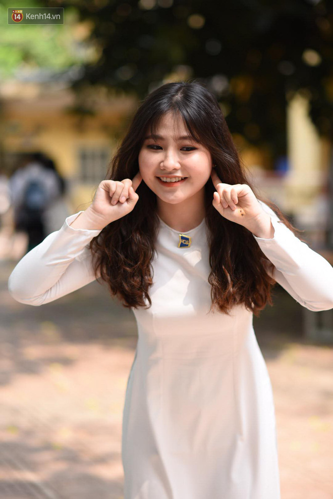 Đặc sản mùa bế giảng: Con gái Hà Nội chỉ cần diện áo dài trắng thôi là xinh hết phần người khác rồi!