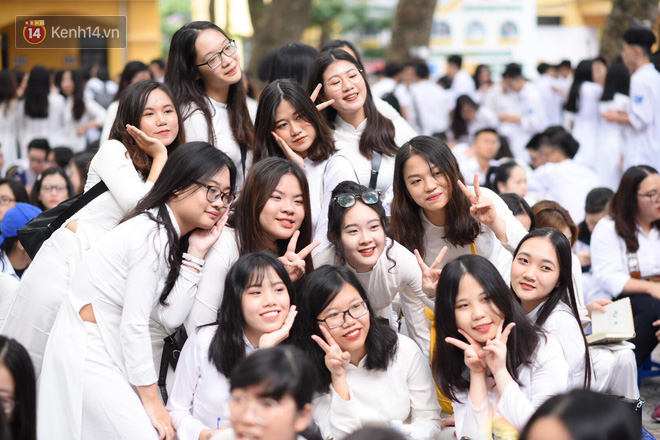 Đặc sản mùa bế giảng: Con gái Hà Nội chỉ cần diện áo dài trắng thôi là xinh hết phần người khác rồi!