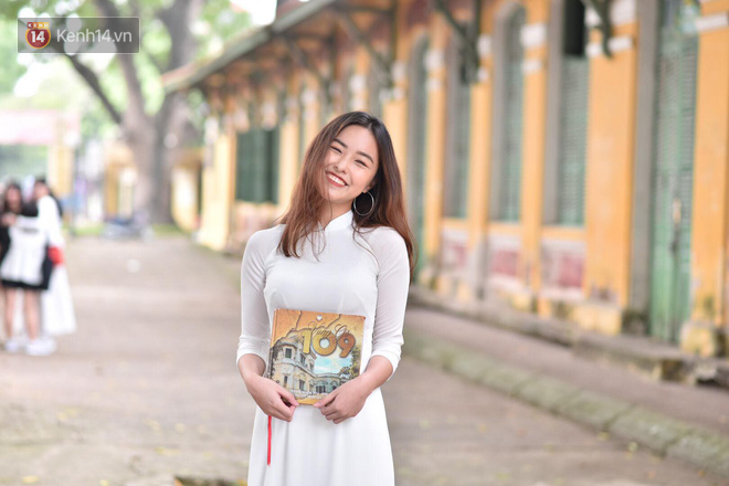Đặc sản mùa bế giảng: Con gái Hà Nội chỉ cần diện áo dài trắng thôi là xinh hết phần người khác rồi!