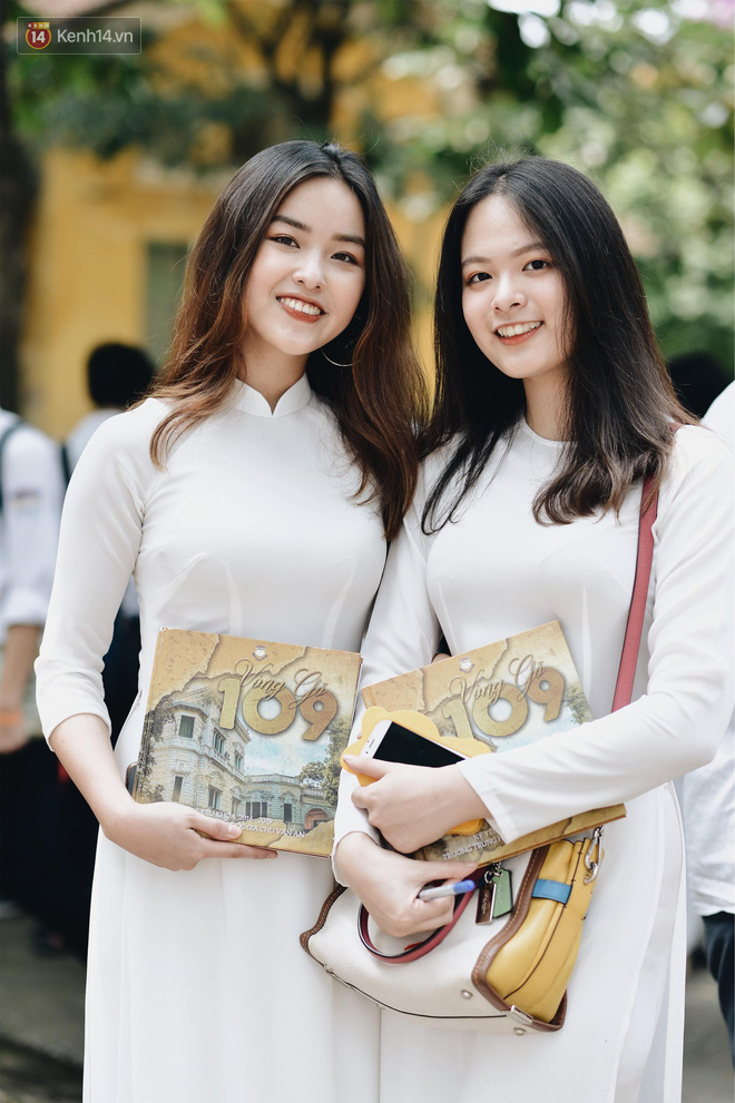 Đặc sản mùa bế giảng: Con gái Hà Nội chỉ cần diện áo dài trắng thôi là xinh hết phần người khác rồi!