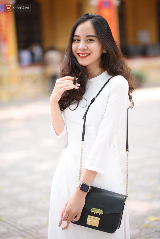 Đặc sản mùa bế giảng: Con gái Hà Nội chỉ cần diện áo dài trắng thôi là xinh hết phần người khác rồi!