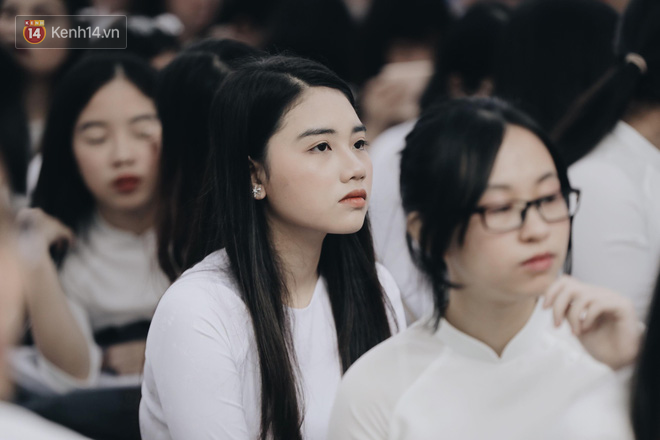 Đặc sản mùa bế giảng: Con gái Hà Nội chỉ cần diện áo dài trắng thôi là xinh hết phần người khác rồi!