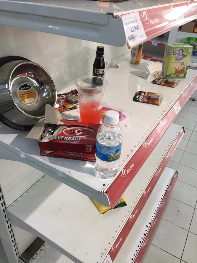 Siêu thị đại hạ giá, người dân chen nhau mua sắm, uống nước, cắn dở cả trái cây rồi bỏ lại tại quầy