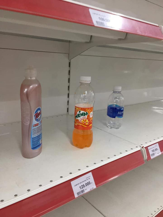 Siêu thị đại hạ giá, người dân chen nhau mua sắm, uống nước, cắn dở cả trái cây rồi bỏ lại tại quầy