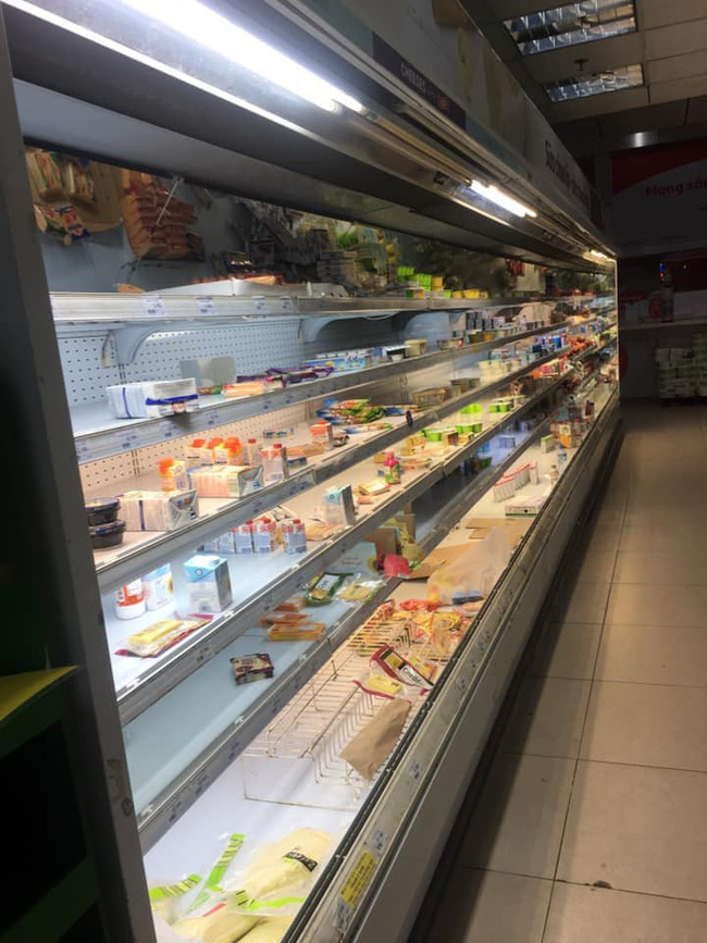 Siêu thị đại hạ giá, người dân chen nhau mua sắm, uống nước, cắn dở cả trái cây rồi bỏ lại tại quầy