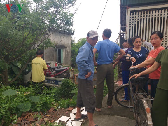 Xe cảnh sát giao thông mất lái tông nhà dân khiến một người bị thương