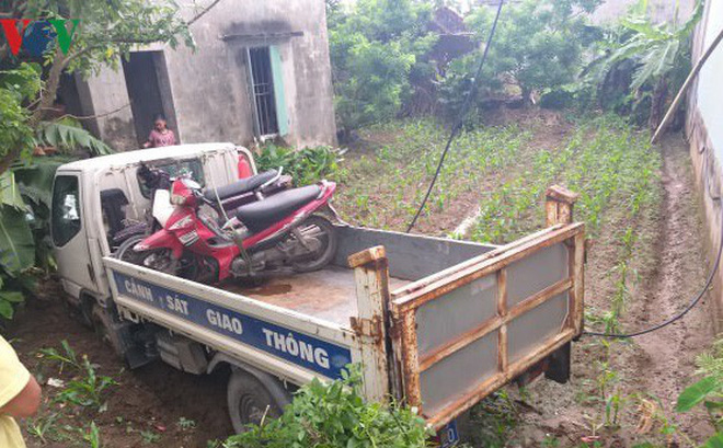 Xe cảnh sát giao thông mất lái tông nhà dân khiến một người bị thương