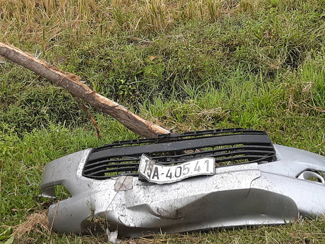 Xe chở hài cốt lao xuống ruộng, nhiều người hoảng loạn