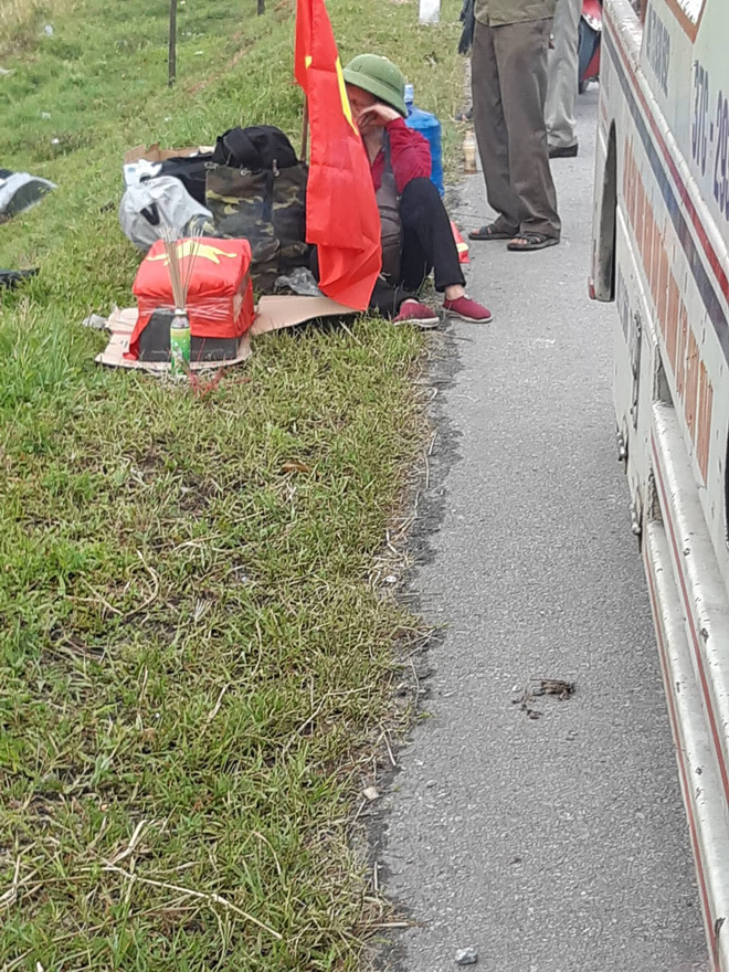 Xe chở hài cốt lao xuống ruộng, nhiều người hoảng loạn