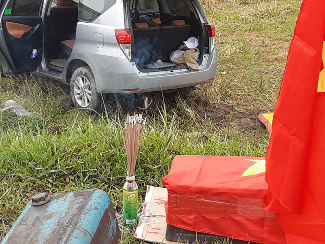 Xe chở hài cốt lao xuống ruộng, nhiều người hoảng loạn Xe chở hài cốt lao xuống ruộng, nhiều người hoảng loạn