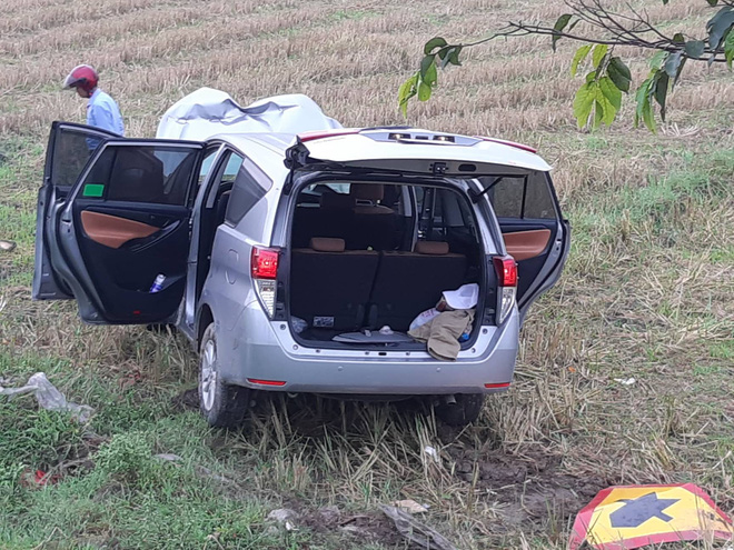 Xe chở hài cốt lao xuống ruộng, nhiều người hoảng loạn