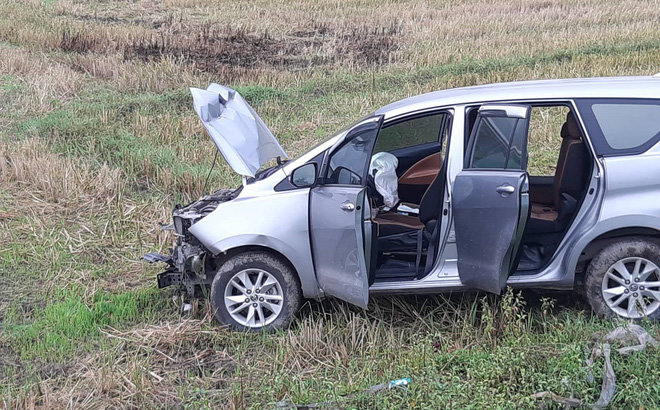 Xe chở hài cốt lao xuống ruộng, nhiều người hoảng loạn Xe chở hài cốt lao xuống ruộng, nhiều người hoảng loạn