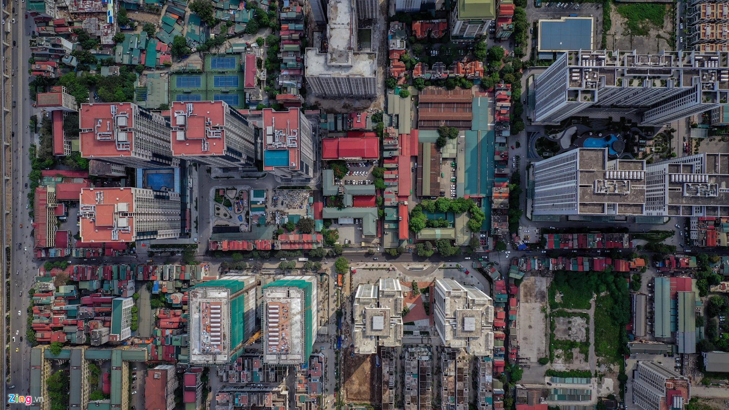 20 tòa chung cư chen chúc trên tuyến đường 720 m tại Hà Nội