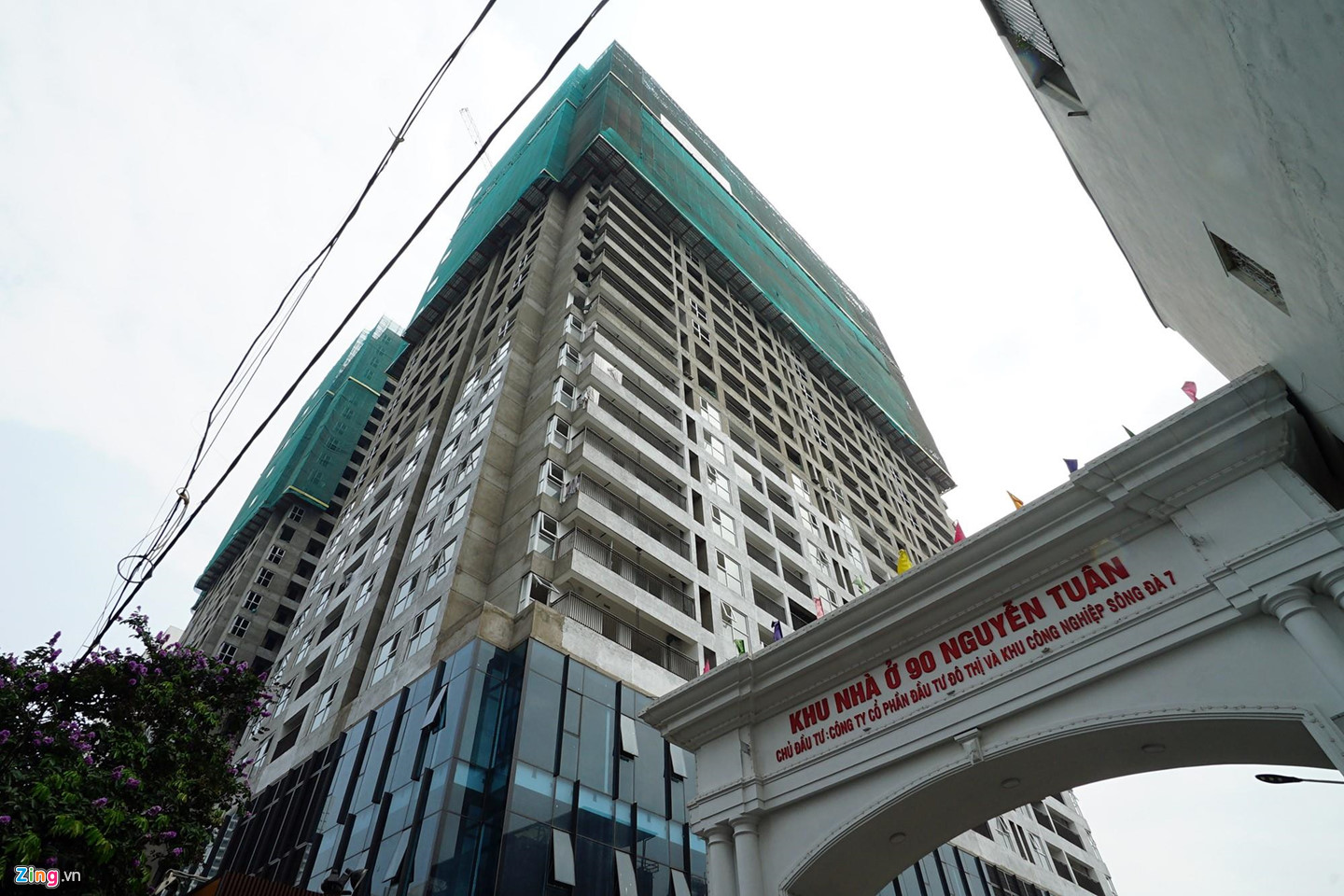 20 tòa chung cư chen chúc trên tuyến đường 720 m tại Hà Nội