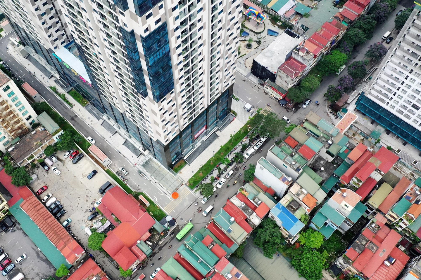 20 tòa chung cư chen chúc trên tuyến đường 720 m tại Hà Nội