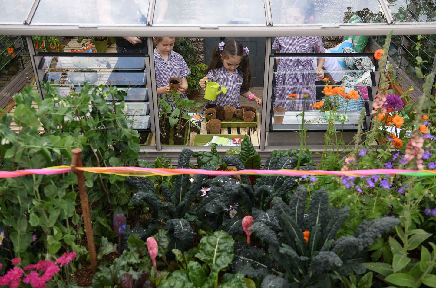 Nữ hoàng Anh và các cháu dự hội hoa xuân tuổi đời hơn 100 năm