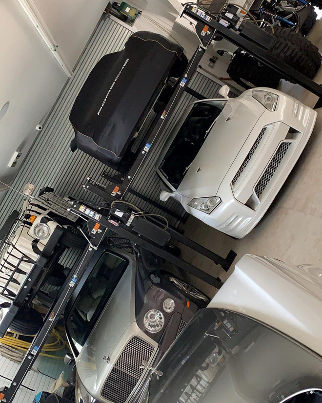 Cháy gara, nhiều xe sang Bentley, Porsche bị thiêu rụi