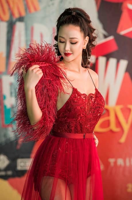 Gu thời trang bốc lửa của mỹ nhân phim Vợ Ba