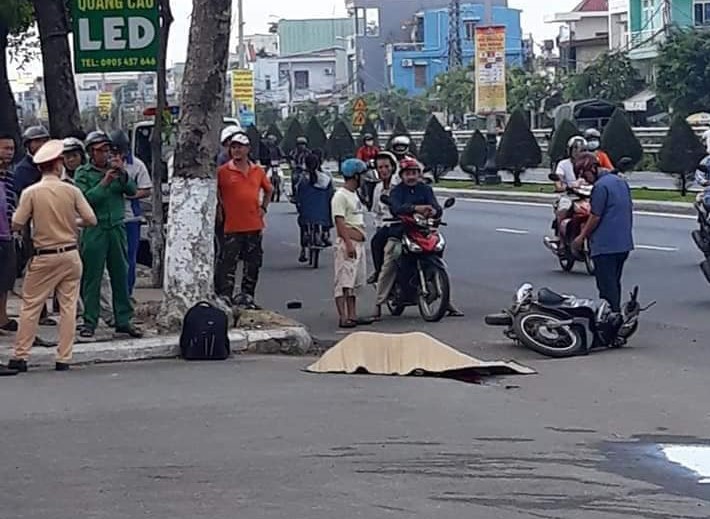 Thiếu niên 14 tuổi chở bạn chạy xe máy tự đâm vào vỉa hè, 1 người tử vong