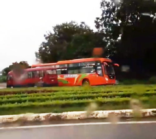 Thanh Hóa: Xe khách chạy ngược chiều như tên bay trên đường lúc trời mưa