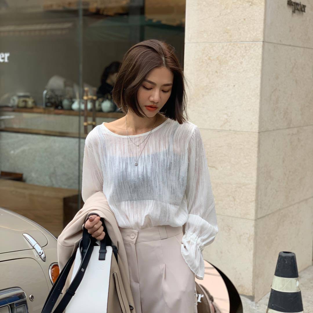 Biết là áo voan mỏng rất mát nhưng chị em đừng mặc kiểu phô phang, gây nhức mắt người đối diện thế này! - 1 Biết là áo voan mỏng rất mát nhưng chị em đừng mặc kiểu phô phang, gây nhức mắt người đối diện thế này! - 1