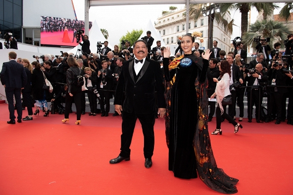 Khác hẳn Ngọc Trinh, Trương Thị May tỏa sáng với hình ảnh rồng Châu Á lên thảm đỏ Cannes - 9 Khác hẳn Ngọc Trinh, Trương Thị May tỏa sáng với hình ảnh rồng Châu Á lên thảm đỏ Cannes - 9
