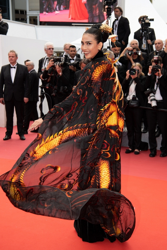 Khác hẳn Ngọc Trinh, Trương Thị May tỏa sáng với hình ảnh rồng Châu Á lên thảm đỏ Cannes - 4 Khác hẳn Ngọc Trinh, Trương Thị May tỏa sáng với hình ảnh rồng Châu Á lên thảm đỏ Cannes - 4