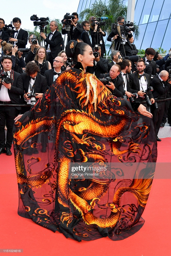 Khác hẳn Ngọc Trinh, Trương Thị May tỏa sáng với hình ảnh rồng Châu Á lên thảm đỏ Cannes - 6 Khác hẳn Ngọc Trinh, Trương Thị May tỏa sáng với hình ảnh rồng Châu Á lên thảm đỏ Cannes - 6