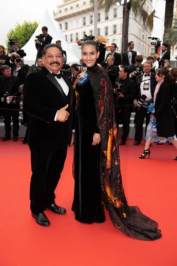 Khác hẳn Ngọc Trinh, Trương Thị May tỏa sáng với hình ảnh rồng Châu Á lên thảm đỏ Cannes