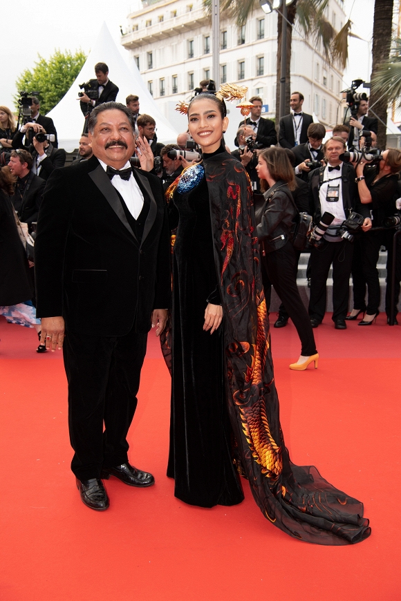 Khác hẳn Ngọc Trinh, Trương Thị May tỏa sáng với hình ảnh rồng Châu Á lên thảm đỏ Cannes - 8 Khác hẳn Ngọc Trinh, Trương Thị May tỏa sáng với hình ảnh rồng Châu Á lên thảm đỏ Cannes - 8