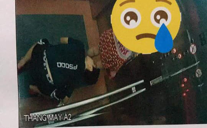 Người quỳ xuống sàn thang máy nhìn váy phụ nữ là thiếu niên 16 tuổi