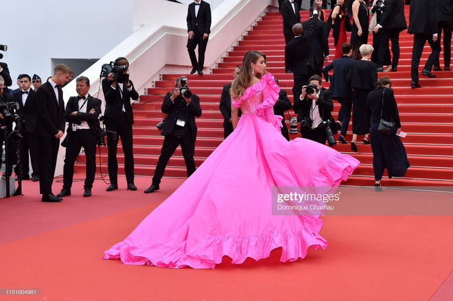 Cannes ngày 7: Mỹ nhân Ý khoe vòng 1 nhức mắt, dàn người mẫu Hollywood tung chiêu hết cỡ tại thảm đỏ