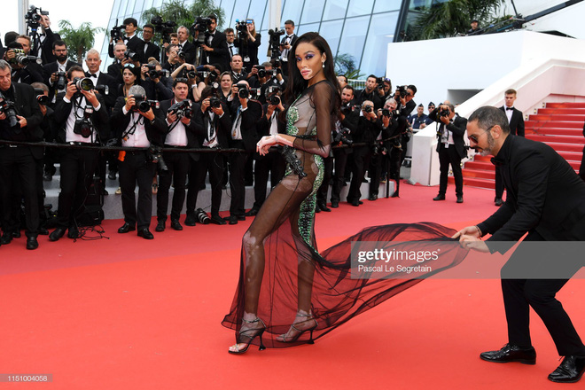 Cannes ngày 7: Mỹ nhân Ý khoe vòng 1 nhức mắt, dàn người mẫu Hollywood tung chiêu hết cỡ tại thảm đỏ Cannes ngày 7: Mỹ nhân Ý khoe vòng 1 nhức mắt, dàn người mẫu Hollywood tung chiêu hết cỡ tại thảm đỏ