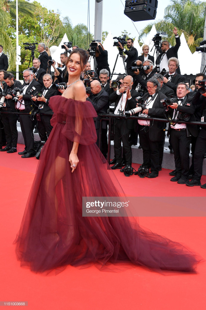 Cannes ngày 7: Mỹ nhân Ý khoe vòng 1 nhức mắt, dàn người mẫu Hollywood tung chiêu hết cỡ tại thảm đỏ