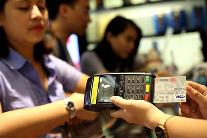 Khách hốt hoảng với lãi suất bất thường khi nợ thẻ tín dụng